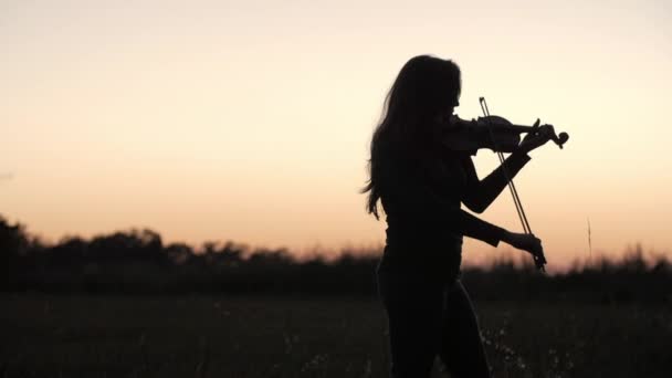 Chica de cámara lenta con violín al atardecer — Vídeos de Stock