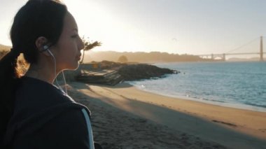 Kız oturan ve Golden Gate Köprüsü bakarak, san francisco, ABD