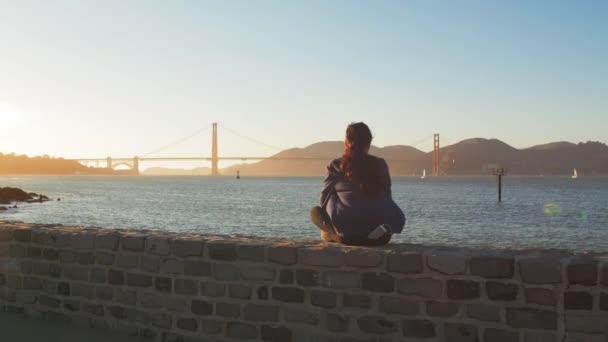San Francisco Golden Gate bakarak ciddi kız — Stok video