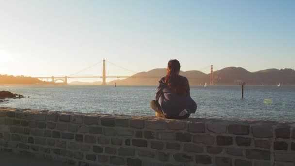 Fille sérieuse regardant Golden Gate à San Francisco — Video