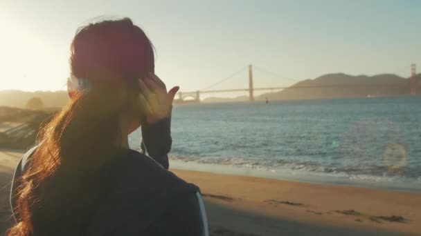 Flicka Sitter Och Tittar Golden Gate Bridge San Francisco Usa — Stockvideo