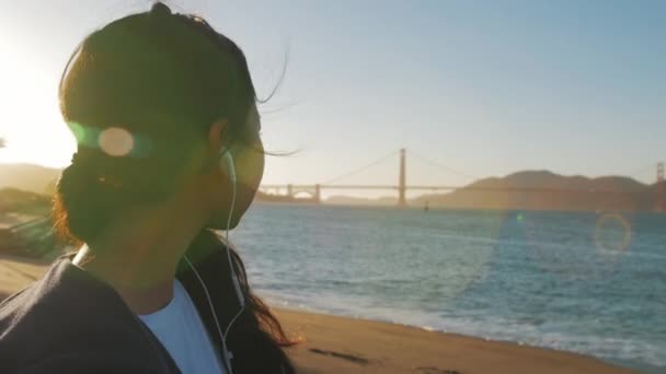 Mädchen Sitzt Und Schaut Auf Die Goldene Torbrücke San Francisco — Stockvideo