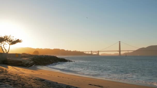 Golden Gate Köprüsü güzel açık gün batımında — Stok video