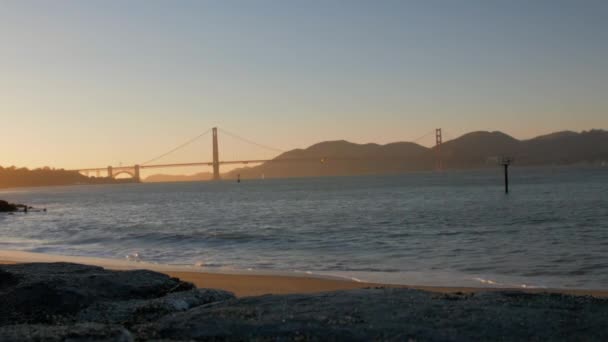 Golden Gate al tramonto in una bella giornata limpida — Video Stock