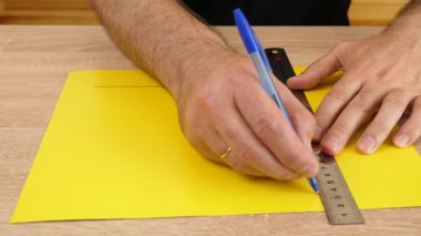 Bir kalem ve cetvel kullanarak karton üzerine çizimler yap