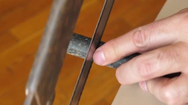 Plastik boru testere ile kesilmiş..