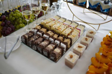 Pastalar, çörekler ve pastalar çikolatada. Güzel masa..                       