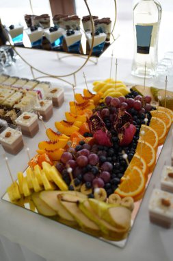  Meyve büfesi masası: karpuz, üzüm, armut.                          