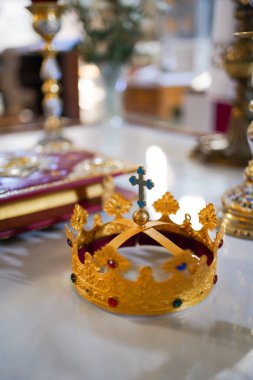 Kilisedeki tahtta taç. Düğün töreni..