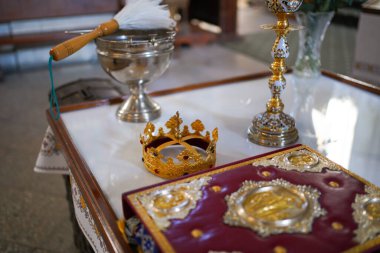 Kilisedeki tahtta taç. Düğün töreni..