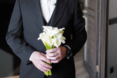 Damat, elinde güzel beyaz bir buket ile geline doğru yürür..