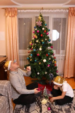Bir adam ve bir çocuk Noel ağacının yanında oturur, oyunlar oynar ve Noel 'i ya da yeni yılı kutlarken eğlenirler..