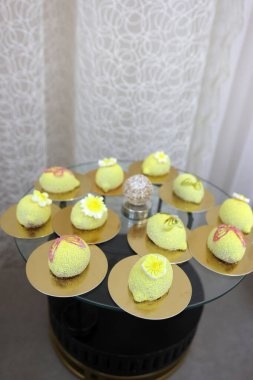 Büfe masasında bir tepsi kek ve hamur işi..