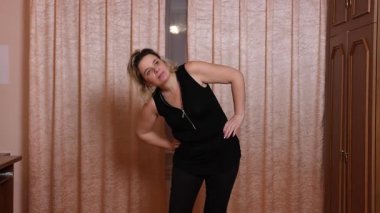 Evde egzersiz yapan bir kadın. Sağlıklı yaşam tarzı.