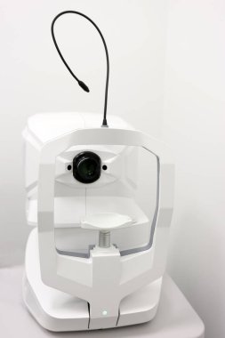 Esnek LED lambalı otomatik efraktometre-keratometre. Kliniklerde doğru ilaç reçetesi ve göz sağlığı değerlendirmesi için göz kırılması ve kornea eğriliğini ölçer.