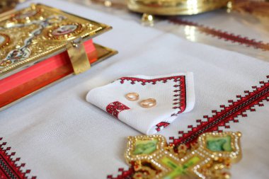 Sunaktaki kilisede metal bir kilisenin tepsisinde alyanslar. Kilise düğünü.