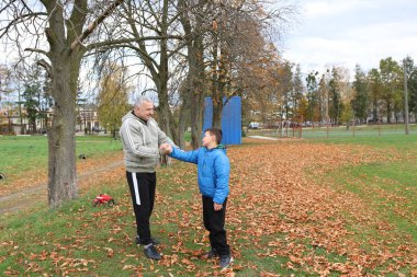 Bir adam ve bir çocuk antrenman eldivenleri üzerinde antrenman yapıyor ve pratik yapıyorlar.