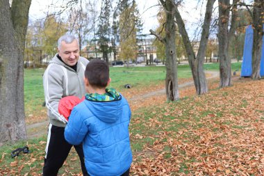 Bir adam ve bir çocuk antrenman eldivenleri üzerinde antrenman yapıyor ve pratik yapıyorlar.