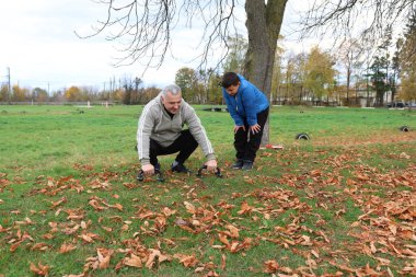 Bir adam ve bir çocuk antrenman eldivenleri üzerinde antrenman yapıyor ve pratik yapıyorlar.