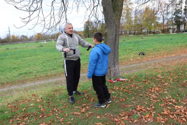 Bir adam ve bir çocuk antrenman eldivenleri üzerinde antrenman yapıyor ve pratik yapıyorlar.
