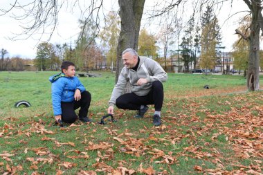 Bir adam ve bir çocuk antrenman eldivenleri üzerinde antrenman yapıyor ve pratik yapıyorlar.