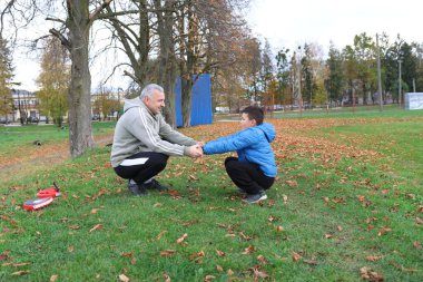 Bir adam ve bir çocuk antrenman eldivenleri üzerinde antrenman yapıyor ve pratik yapıyorlar.