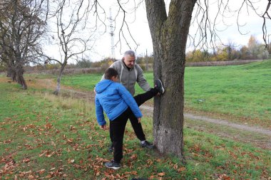 Bir adam ve bir çocuk antrenman eldivenleri üzerinde antrenman yapıyor ve pratik yapıyorlar.