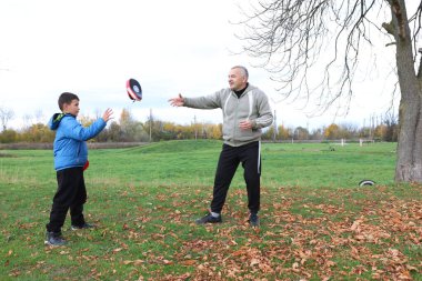 Bir adam ve bir çocuk antrenman eldivenleri üzerinde antrenman yapıyor ve pratik yapıyorlar.