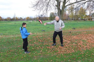 Bir adam ve bir çocuk antrenman eldivenleri üzerinde antrenman yapıyor ve pratik yapıyorlar.