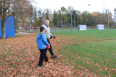Bir adam ve bir çocuk antrenman eldivenleri üzerinde antrenman yapıyor ve pratik yapıyorlar.