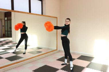 Güzel kız amigoluk yapıyor ve ponpon dans eğitimi alıyor.