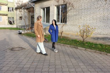 Sonbaharda bir dinlenme merkezinde yürüyen iki kadın