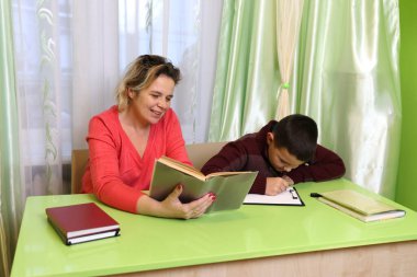 kadın oğluna ödevinde yardım