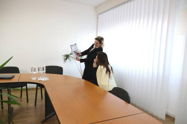 İki kadın iş konuşmak ve sözleşme imzalamak için bir ofiste buluşuyor..