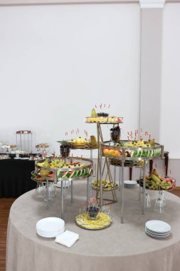 Bayramlık meyve büfesi masası: karpuz, üzüm, armut.