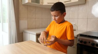 Çocuk mutluluk içinde patates cipsi yiyor..