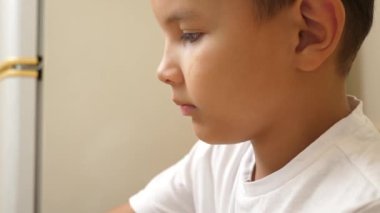 Çocuk bardaktan tatlı karbonatlı su içiyor..