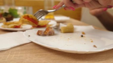 Bir kadın tabağa sebze tabağı koyar. Yakın plan..