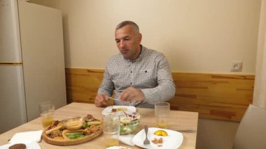 Çatalla et yiyen bir adam. Yakın plan.