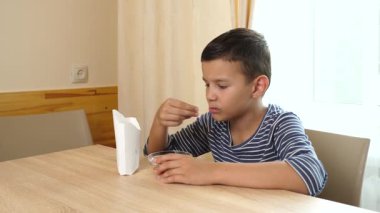 Atıştırmalık yerken kızarmış patates yiyen çocuk yemek tatlarına odaklanmış..