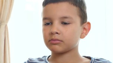 Çocuk evde atıştırırken ketçapla patates kızartması yiyor..