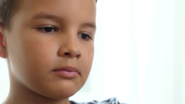 Gündelik atıştırmalıklar sırasında masada patates kızartması yiyen çocuk..