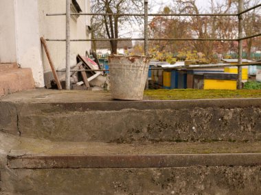 Eski metal kova beton basamaklarda yosun, sonbahar bahçesi, kırsal atmosfer..