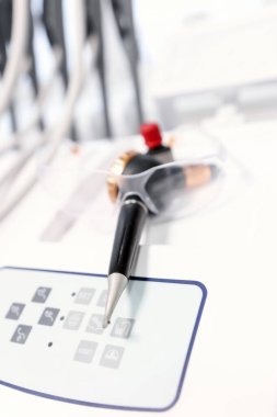 Dişçi kontrol paneli yumuşak odaklı ve steril medikal tarzda klinik ortamda kapalı