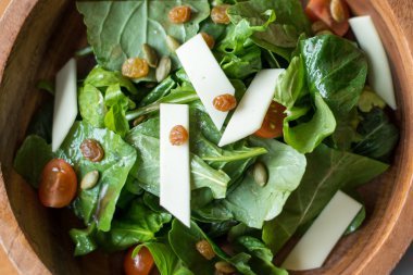 Ahşap bir kapta bulunan peynirli salata