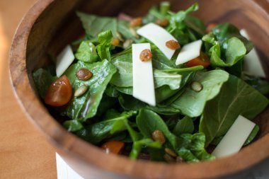 Ahşap bir kapta bulunan peynirli salata