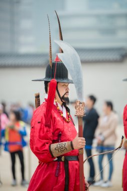 Gyeongbokgung Sarayı Muhafızlar Gwanghwamun kapısı geleneksel kostümleri giymiş