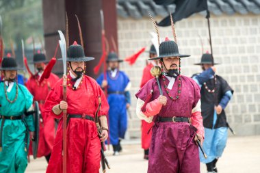 Gyeongbokgung Sarayı Muhafızlar Gwanghwamun kapısı geleneksel kostümleri giymiş