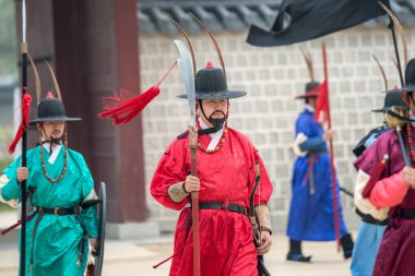 Gyeongbokgung Sarayı Muhafızlar Gwanghwamun kapısı geleneksel kostümleri giymiş