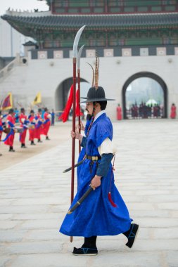 Gyeongbokgung Sarayı Muhafızlar Gwanghwamun kapısı geleneksel kostümleri giymiş
